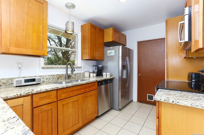 2806 Belvoir Dr
