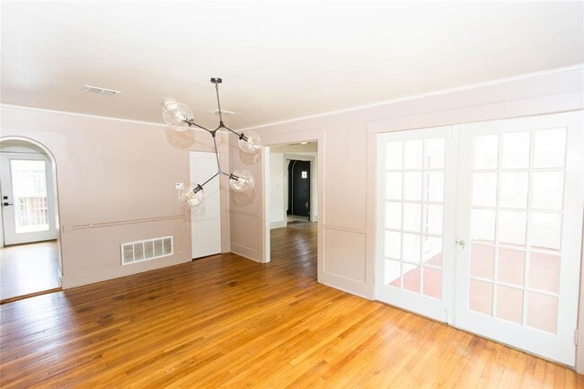 Photo - 201 W 33rd St