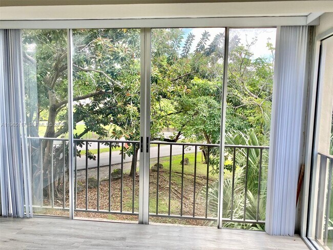 Photo - 8897 Fontainebleau Blvd Unidad 303