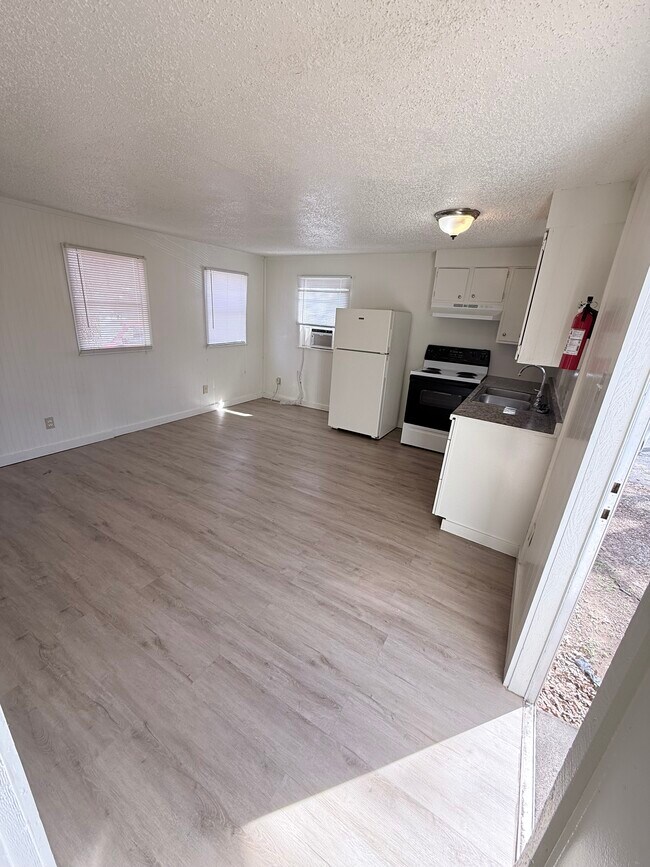 Photo - 215 Weeks Rd