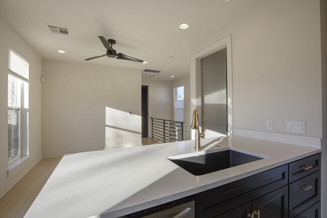 Photo - 1708 Perez St