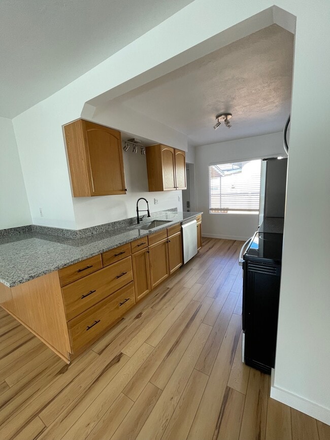 Cocina - 1581 E Downington Ave