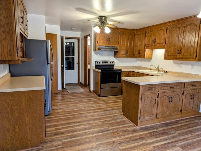 Kitchen - 2043 Hilltop Dr