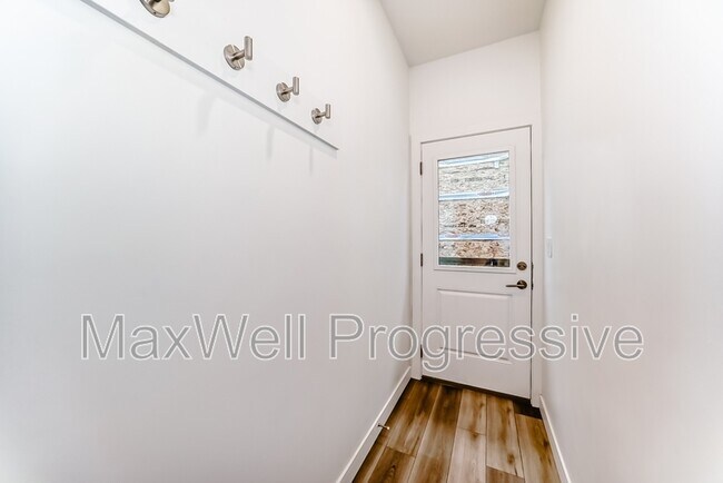 Photo - 6411-6493 93 St NW