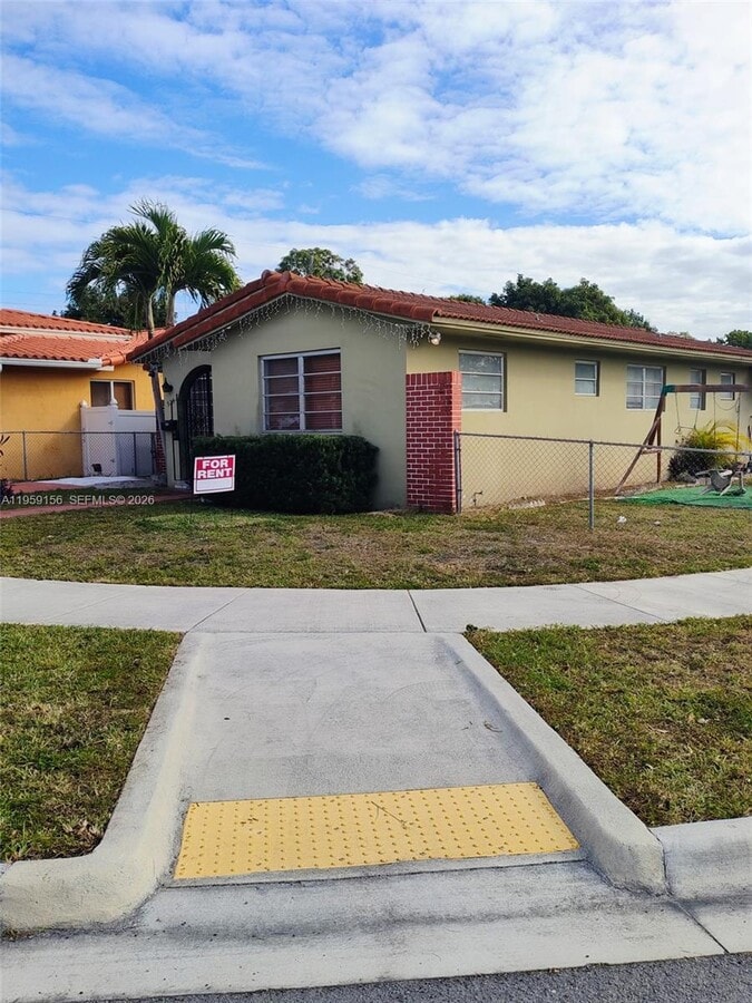 Photo - 525 SW 56th Ave