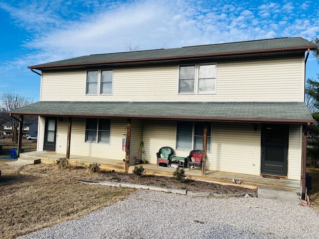 Building Photo - 3 Bedroom, 1.5 Bathroom Duplex Rental