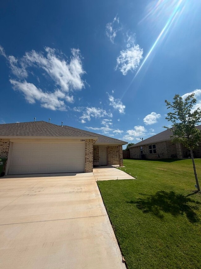 Building Photo - Beautiful 3-Bedroom Home in Yukon – Available Now!