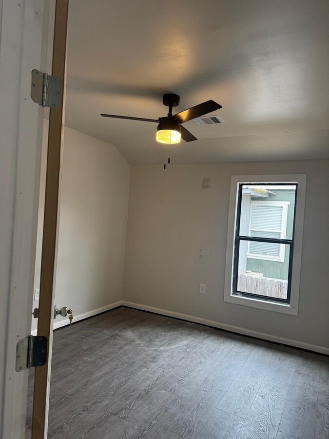 Photo - 627 CR-5102I