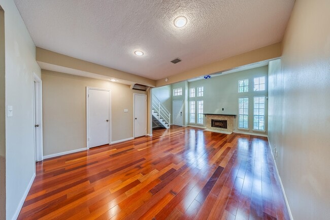 Building Photo - 1018 Memorial Village Dr Unit 124