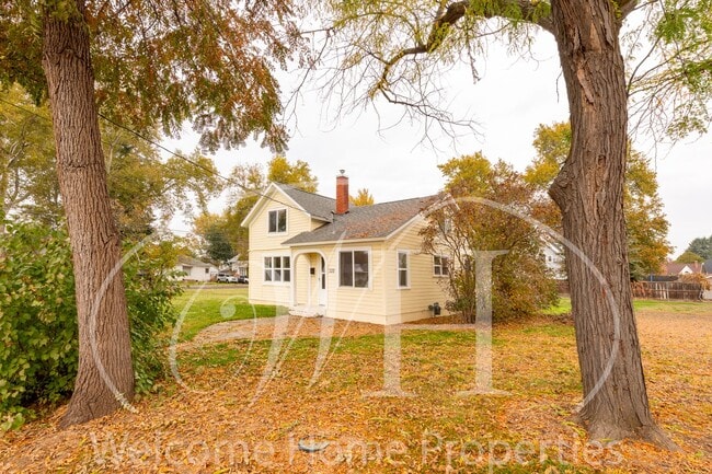 Building Photo - Cozy Home with Storage in Quiet Convenient Location
