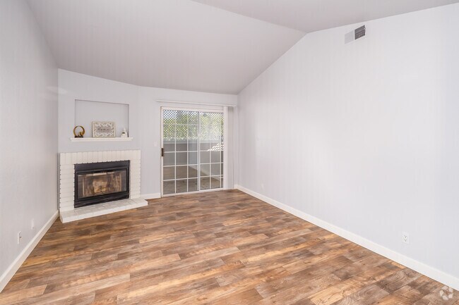2BR, 2BA - 1000SF - Living Room