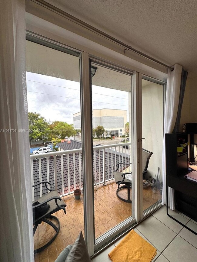 Photo - 3551 SW 9th Terrace Unidad 317