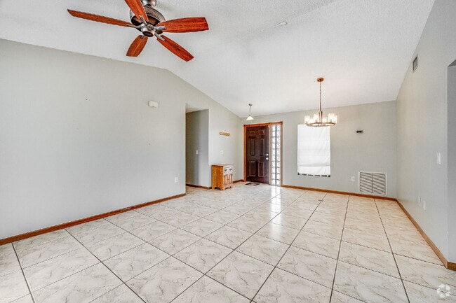 Building Photo - Beautifully updated Pool Home
