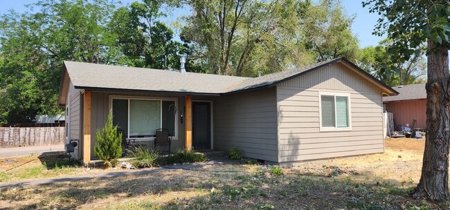Building Photo - Updated 3 Bedroom Home With Bonus Room