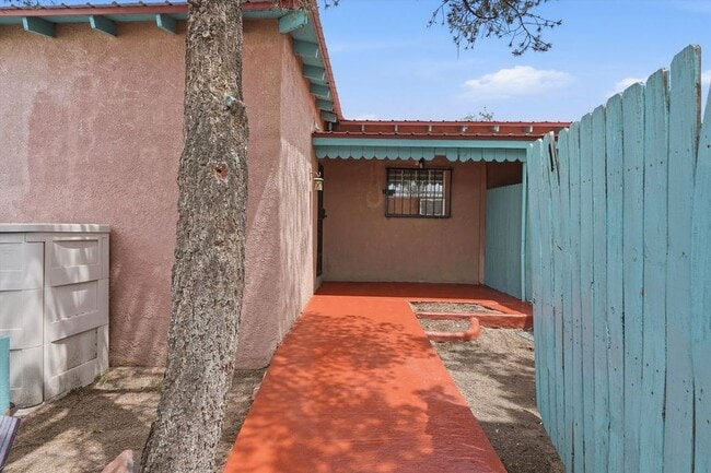 Private front Courtyard - 1506 Edith Blvd NE