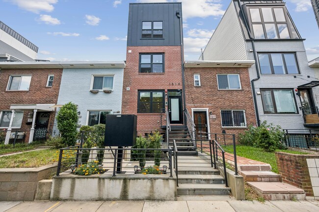 Building Photo - 1519 K St SE Unit 201