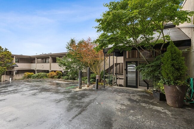 Building Photo - 2 Bed / 2 Bath updated Mercer Island condo $2,995/mo Unit 204