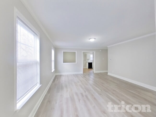 Photo - 4518 Connaught W Dr