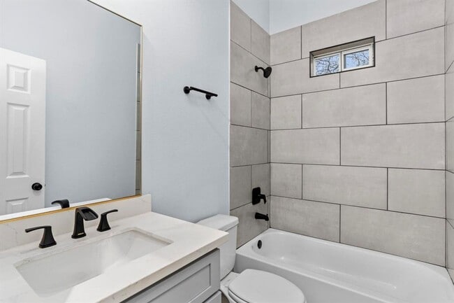 Photo - 1010 Junell St