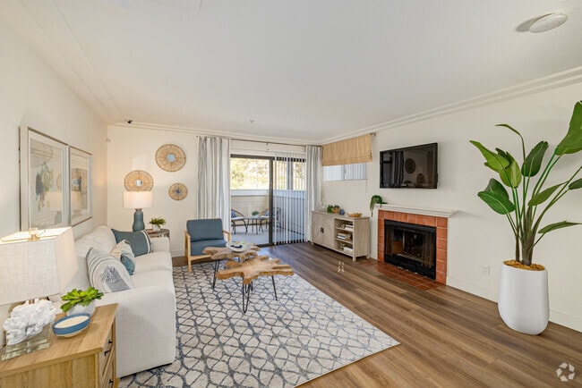 2BR, 2BA - 998SF - Living Room