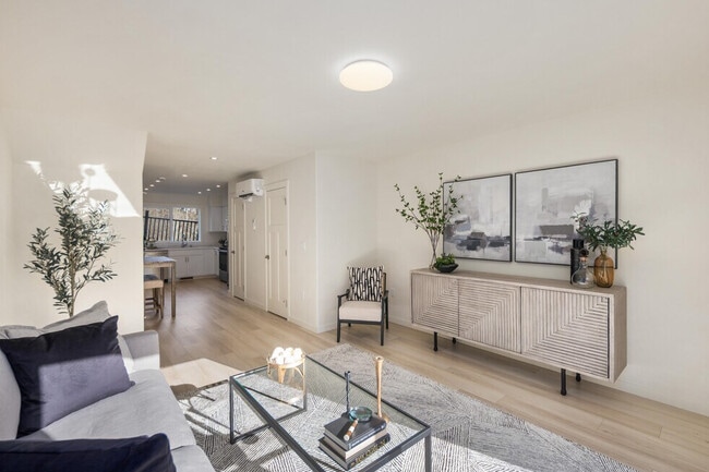 Photo - 1032 Guard St