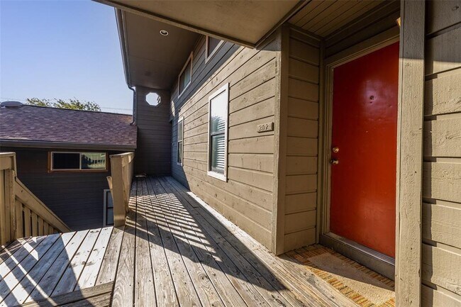 Building Photo - 3506 Speedway Unit 302