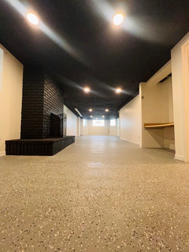 Building Photo - 6937 S Merrill Ave Unit Floor 1