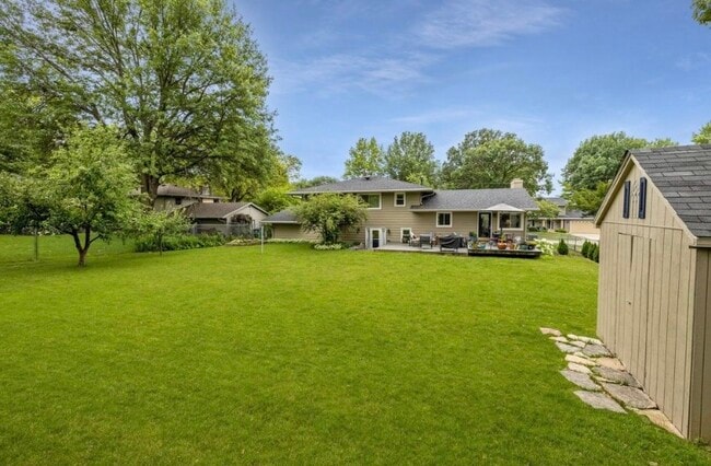 2815 Sherry Ln