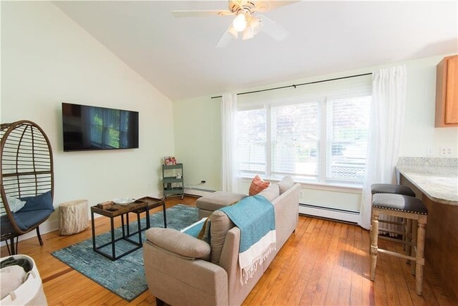 Building Photo - 393 Aquidneck Ave Rental