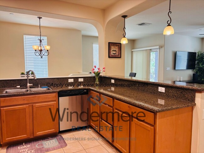 Building Photo - Stylish & Spacious 2 bedroom-/1 bath Condo in Astoria at Gateway Oaks!