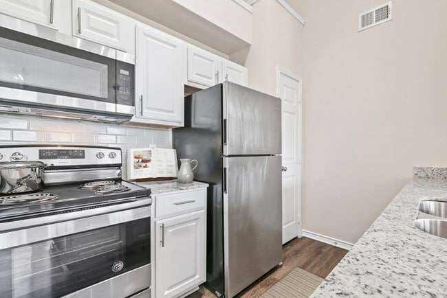 Building Photo - Avery