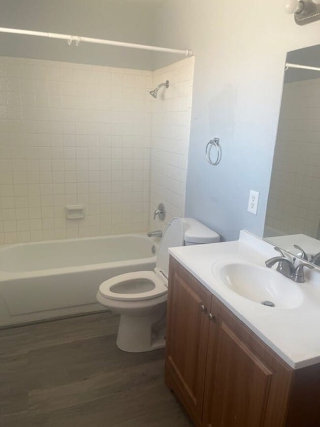 Building Photo - 2305 Exeter Dr Unit 4/D