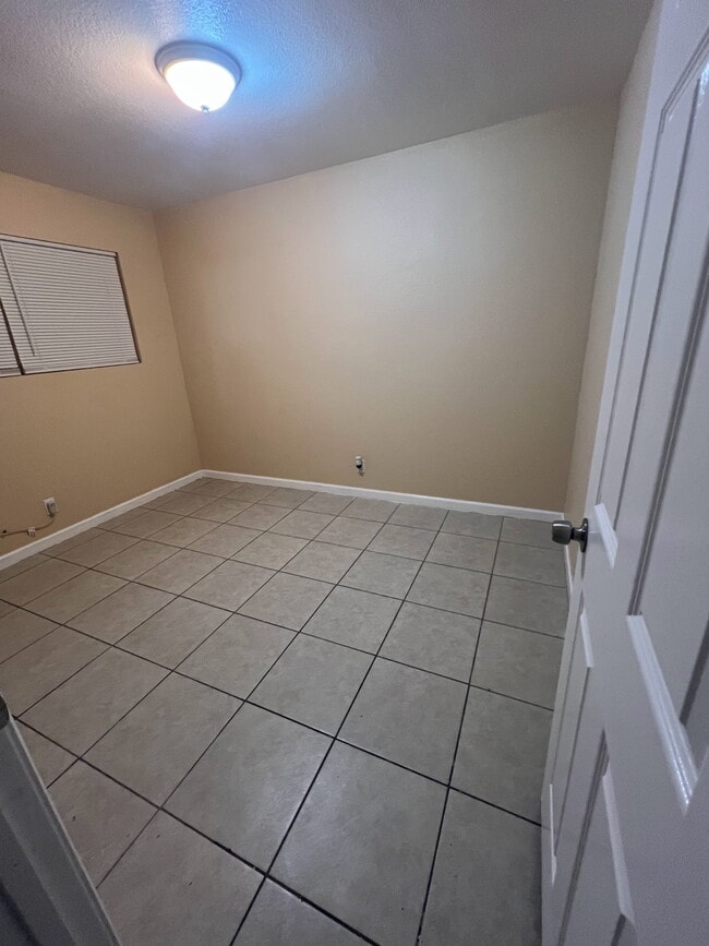Building Photo - 640 W Sacramento Ave Unit B Rental