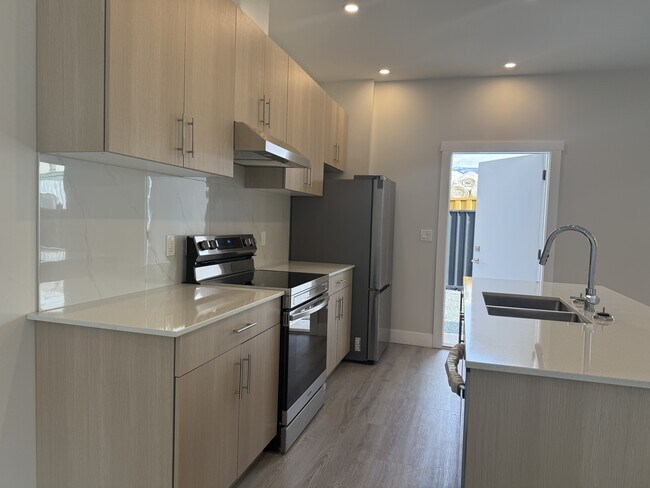 Photo - 4808 Lazelle Ave