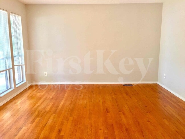 Photo - 2275 Glenoro Dr