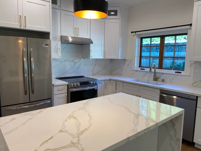 Photo - 1077 E Howard St