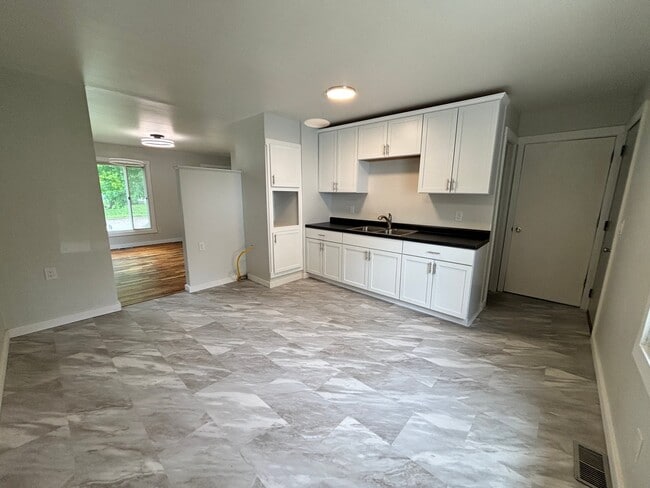 4727 Lexington Ave