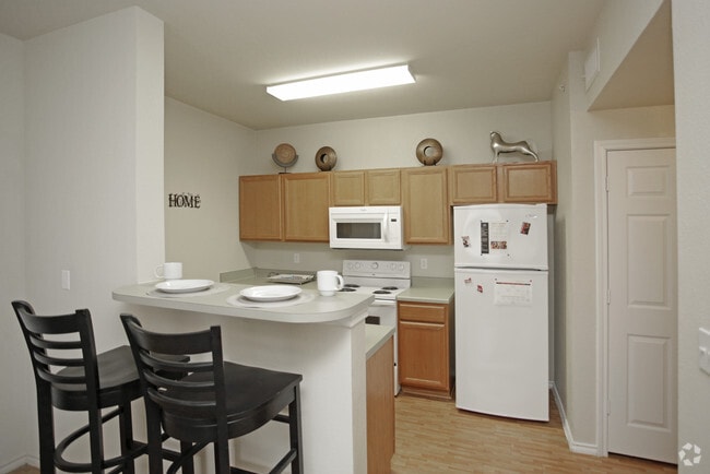2BR, 1BA - 698 SF - Diamond Club Apartments