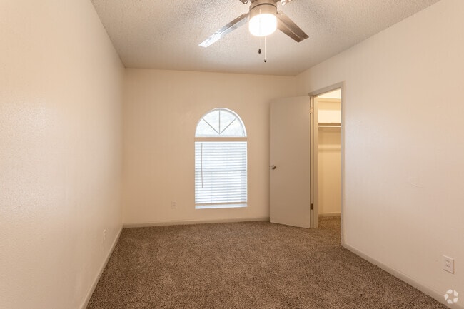 1 BA, 1 BR 650 SF
