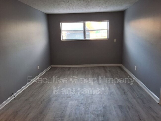 Photo - 345 Elmwood Dr