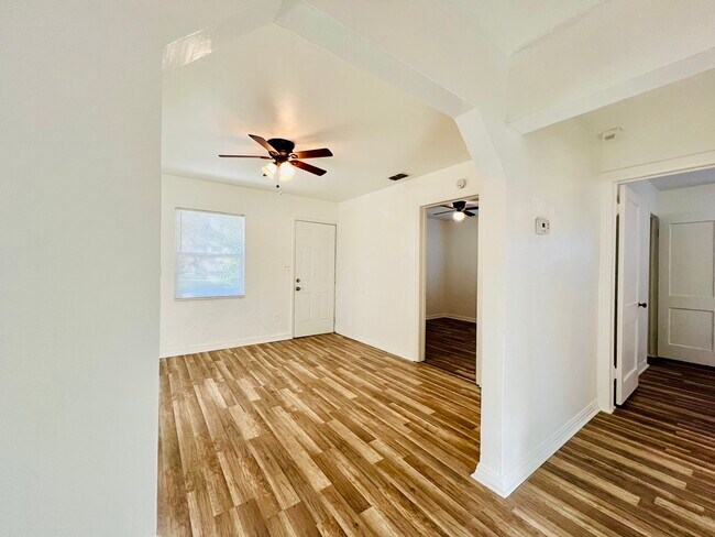 Photo - 1115 N Davis Ave