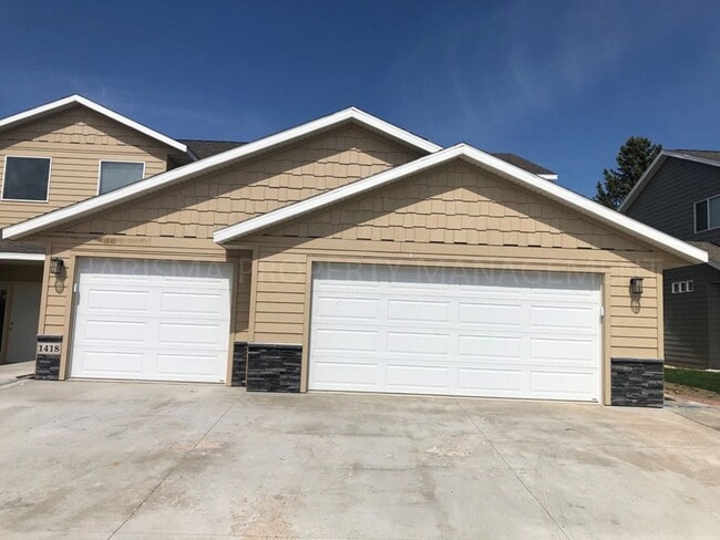 Photo - 2 BEDROOM TOWNHOME; PET FRIENDLY! INDIVIDU... Unit 1418 Kayla Place #3