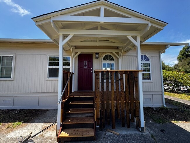 Building Photo - Pet-friendly Home located in sunny Ridgewood