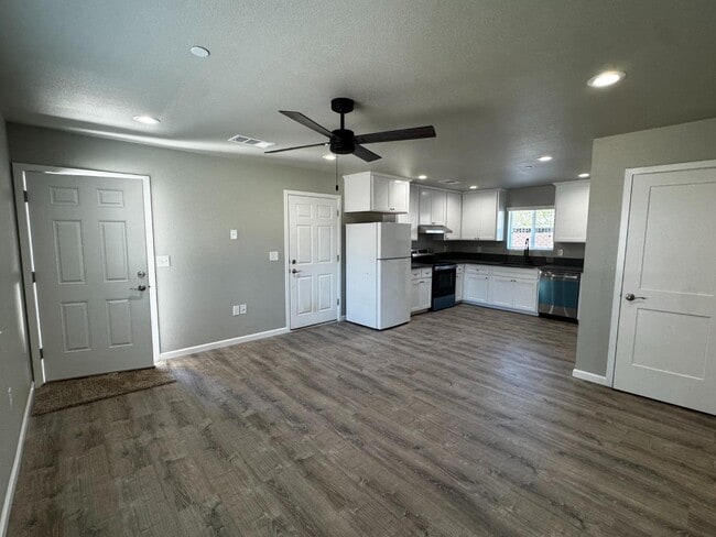 Photo - 4834 N Fruit Ave