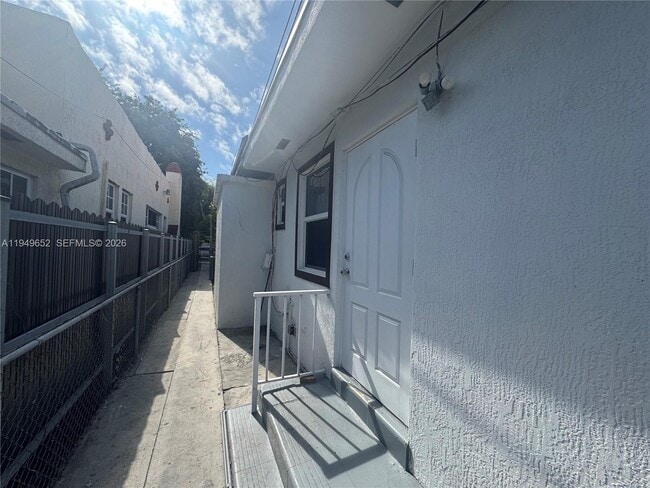 Photo - 1629 SW 10th St Unidad 1