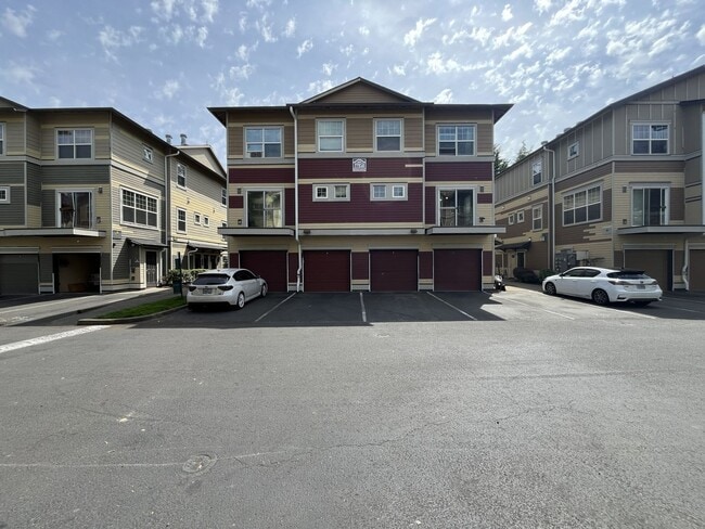 Building Photo - Well-Designed Condo with Dual Primary Suites, Vaulted Ceilings & Community Clubhouse