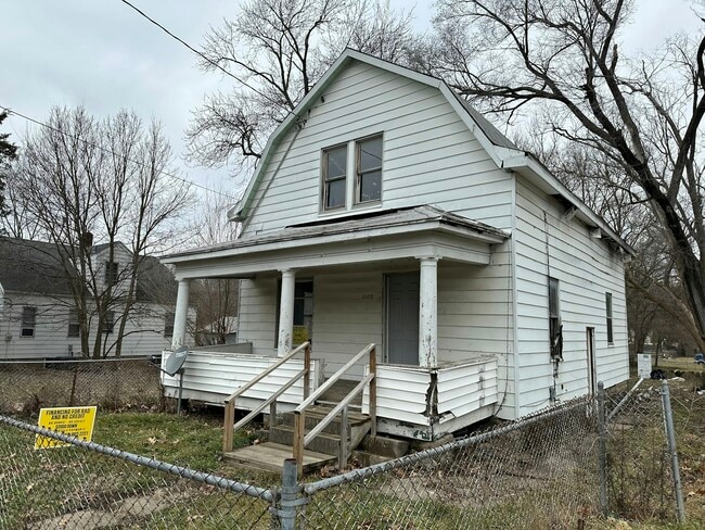 Building Photo - 2203 W Howett St Rental
