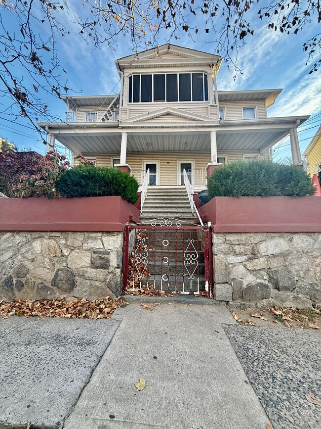 Building Photo - 251 S 5th Ave Unit Apt 2