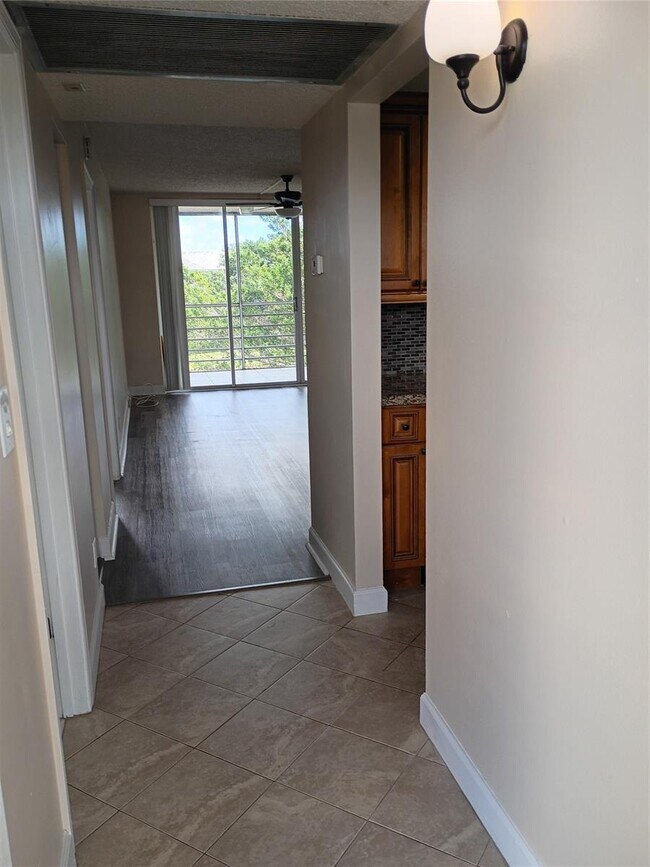 Photo - Stylish Remodeled Condo with Scenic Water ... Unidad 406