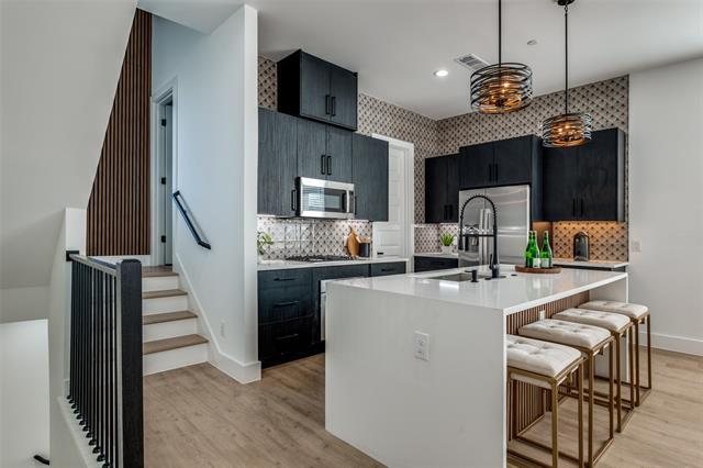 Photo - 723 W 10th St